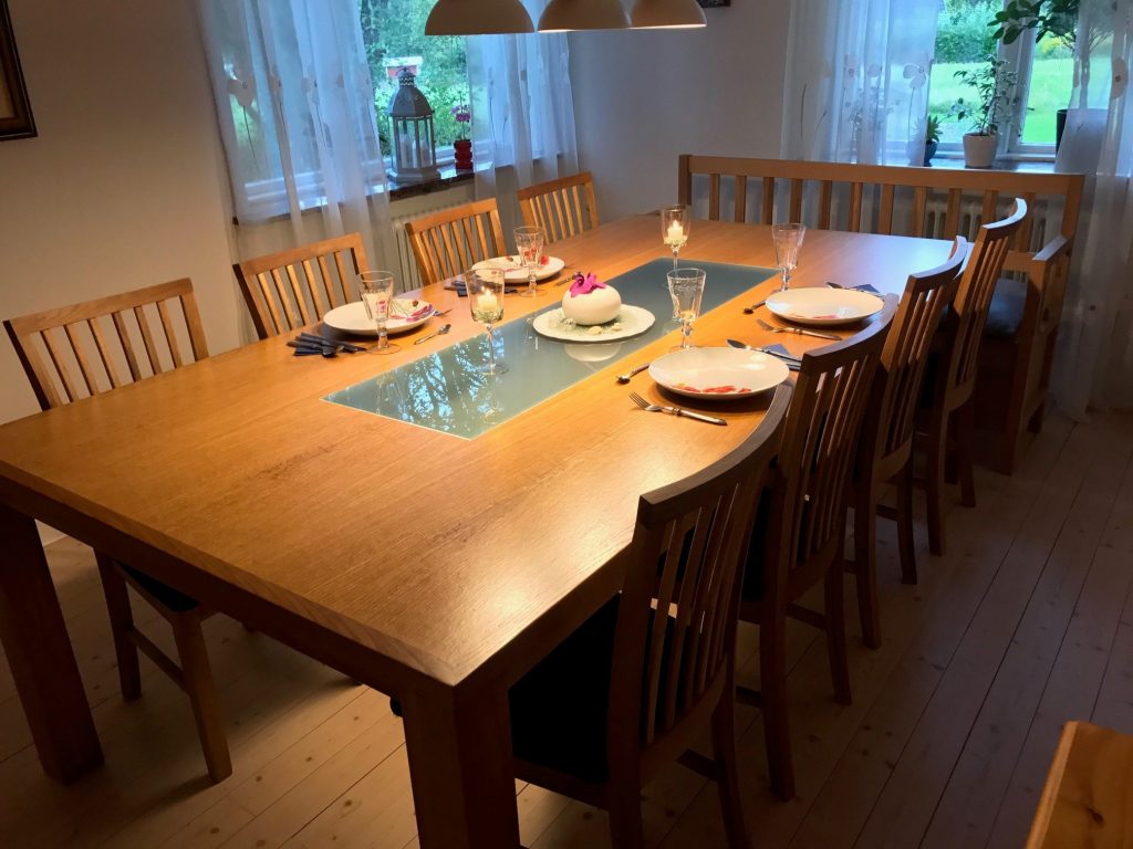 Massivt ekbord. Designat och producerat till kund